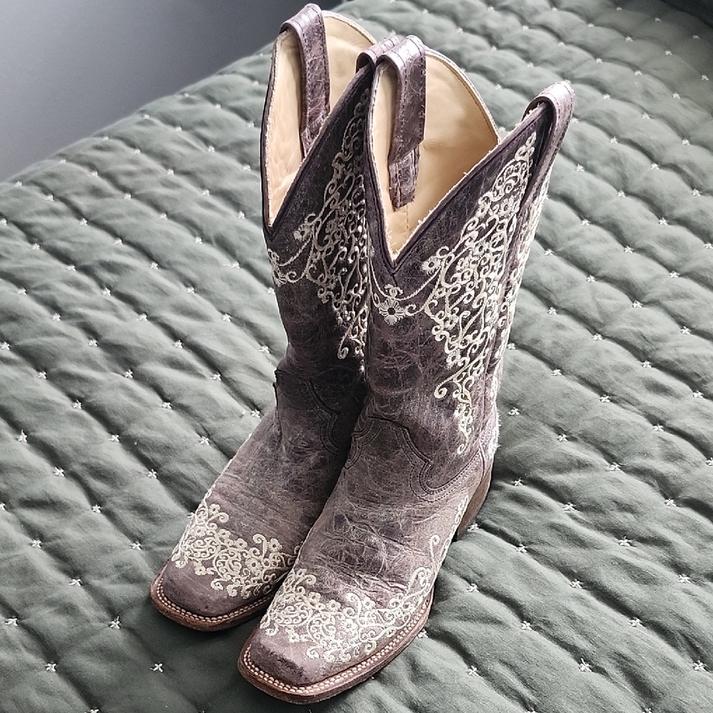 Elegant Embroidered Corral Western Boots